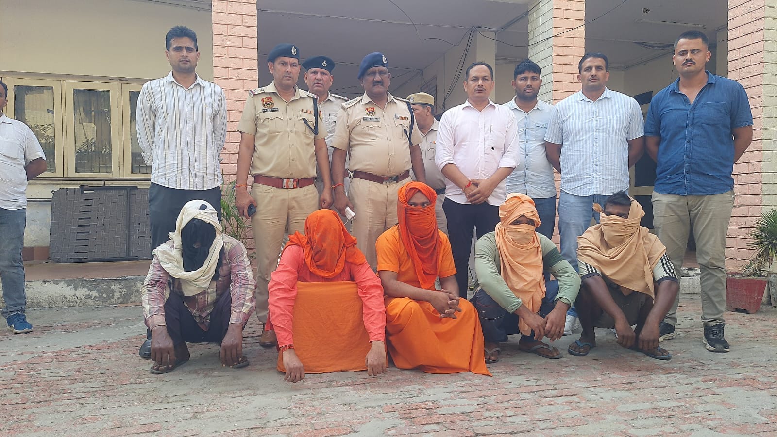 बाबा लदाना डेरा स्थित घटना स्थल पर अनुयायी व पुलिस कर्मचारी। संवाद