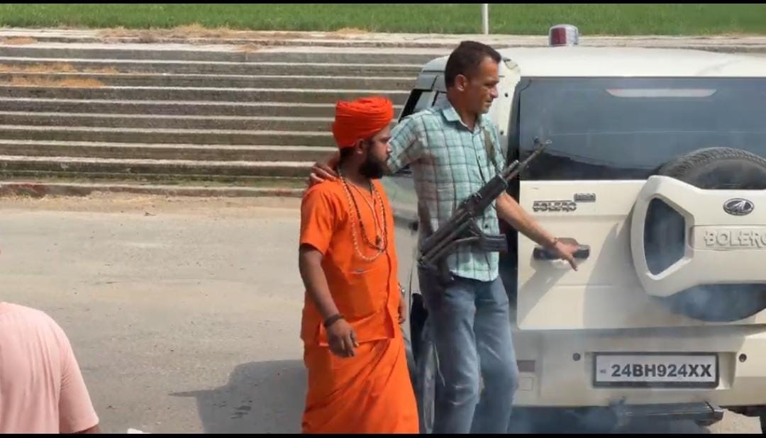 बाबा लदाना डेरा स्थित घटना स्थल पर अनुयायी व पुलिस कर्मचारी। संवाद