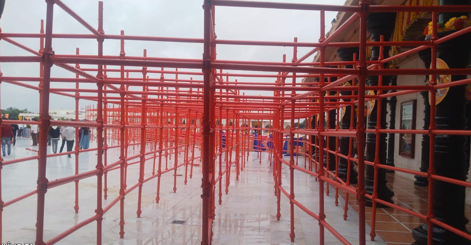 भक्तिधाम मनगढ़ में सजी झांकी देखते लोग। मंदिर ट्रस्ट भक्तिधाम मनगढ़ में सजी झांकी देखते लोग। मंदिर ट्रस्ट