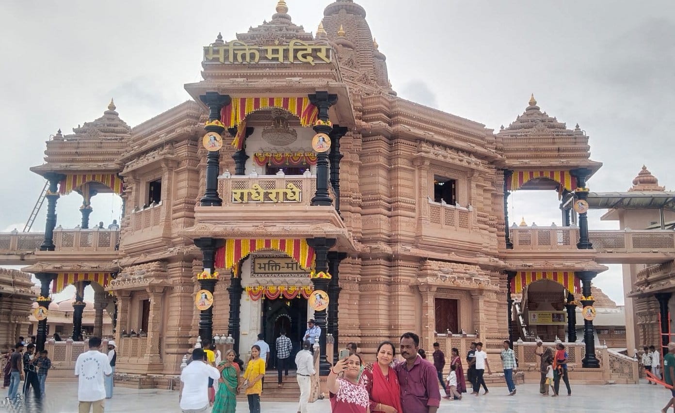 भक्तिधाम मनगढ़ में सजी झांकी देखते लोग। मंदिर ट्रस्ट भक्तिधाम मनगढ़ में सजी झांकी देखते लोग। मंदिर ट्रस्ट