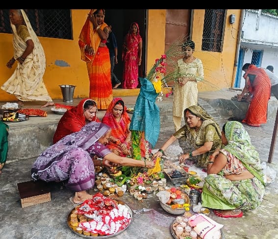 भीरपुर क्षेत्र में धूमधाम से मनाई गई ललही छठ, माताओं ने बच्चों की दीर्घायु के लिए रखा व्रत भीरपुर क्षेत्र में धूमधाम से मनाई गई ललही छठ, माताओं ने बच्चों की दीर्घायु के लिए रखा व्रत