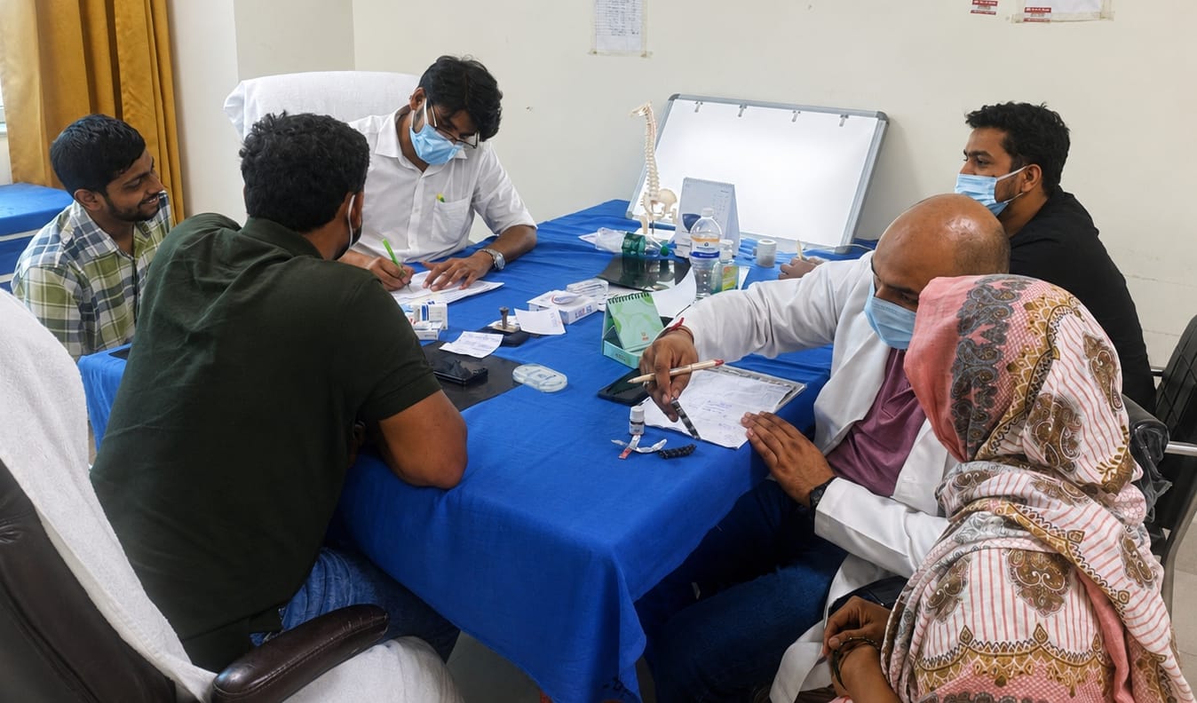 बिजनौर के मेडिकल कॉलेज में फिजिशयन कक्ष के बाहर बिना मास्क के लगी मरीजों की लाइन। संवाद