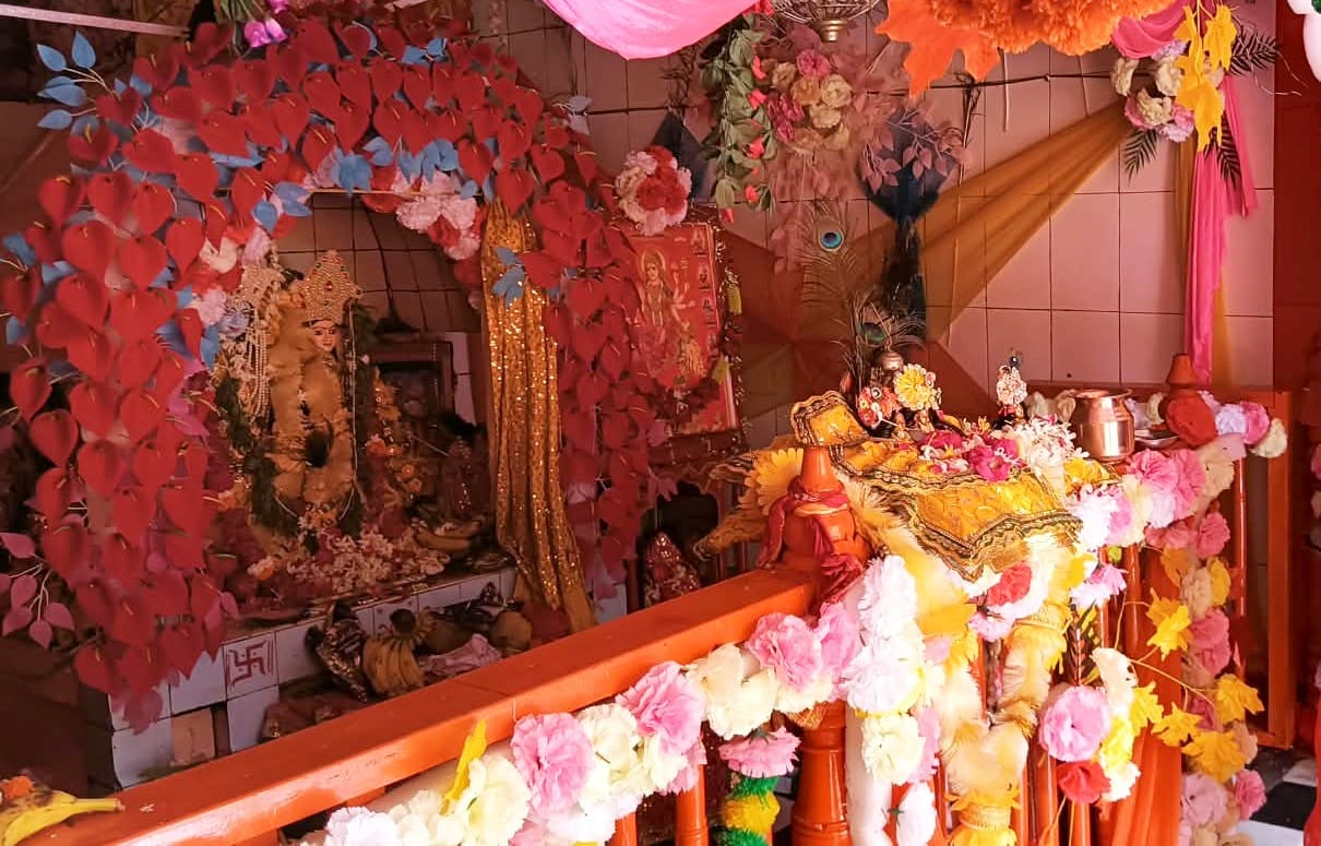 बलरामपुर के झारखंडी मंदिर स्थित दुकान पर खरीदारी करते लोग 