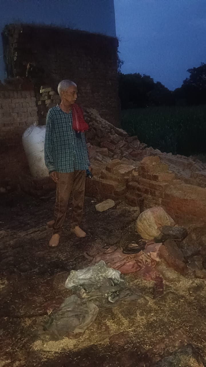 बंथरा में गिरा किसाान का कच्चा मकान। 