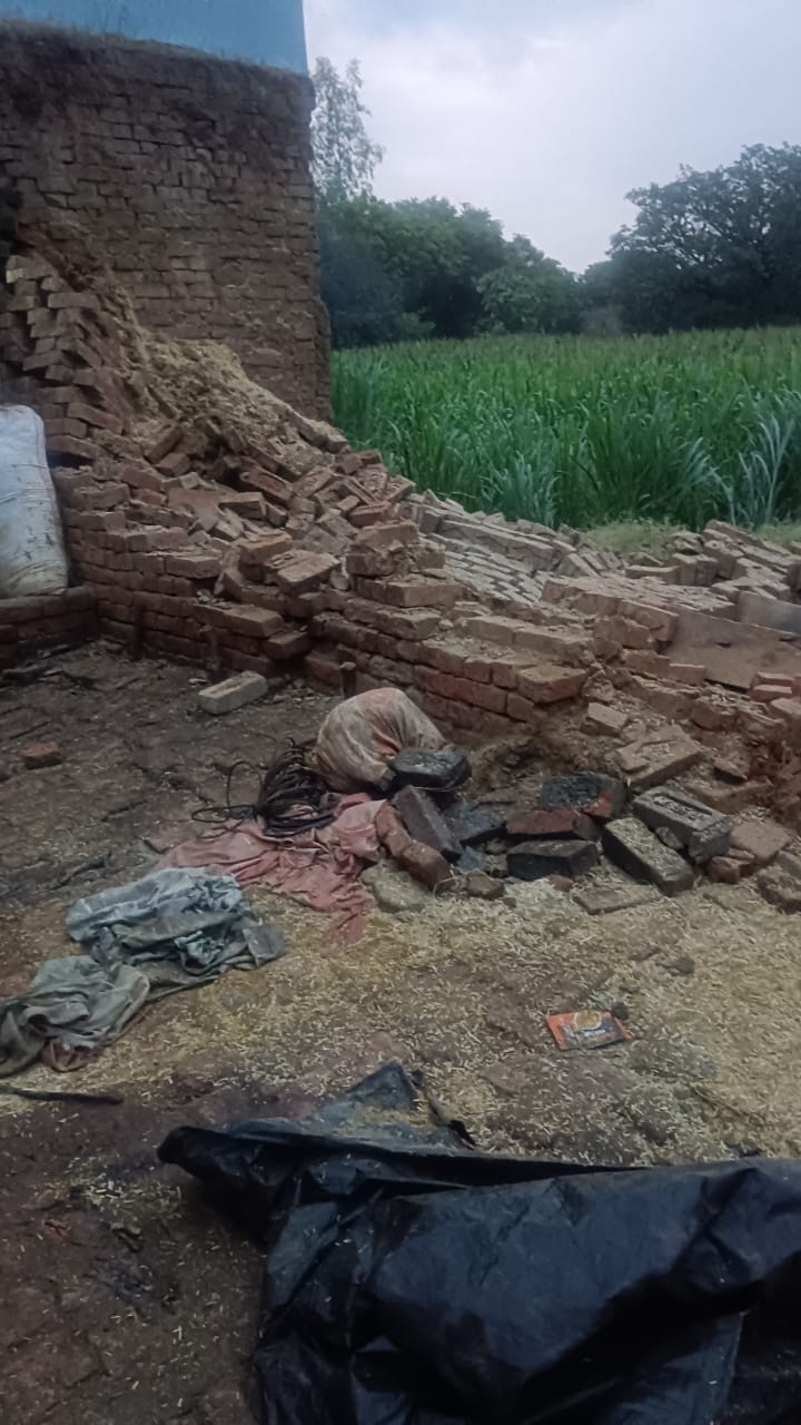 बंथरा में गिरा किसाान का कच्चा मकान। 
