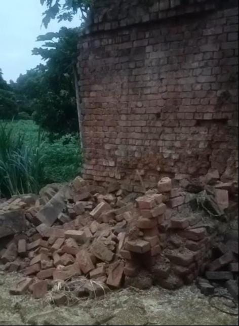 बंथरा में गिरा किसाान का कच्चा मकान। 