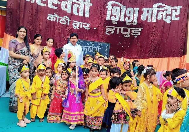 एसएसवी कॉलेज में आयोजित कार्यक्रम में नृत्य करती छात्राएं। संवाद एसएसवी कॉलेज में आयोजित कार्यक्रम में नृत्य करती छात्राएं। संवाद