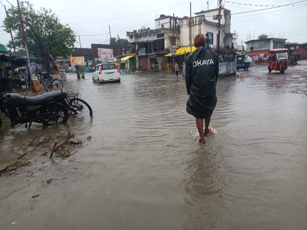 फोटो- 02 एचएएमपी 27- कपसा अंडरपास में भरे पानी में फंसी बस व खड़े वाहन। संवाद