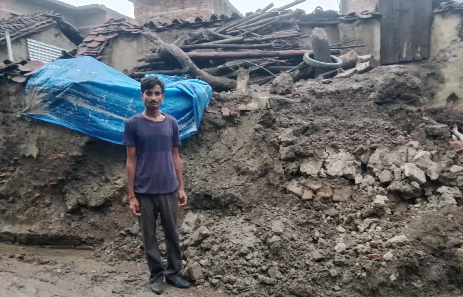 फोटो- 02 एचएएमपी 27- कपसा अंडरपास में भरे पानी में फंसी बस व खड़े वाहन। संवाद