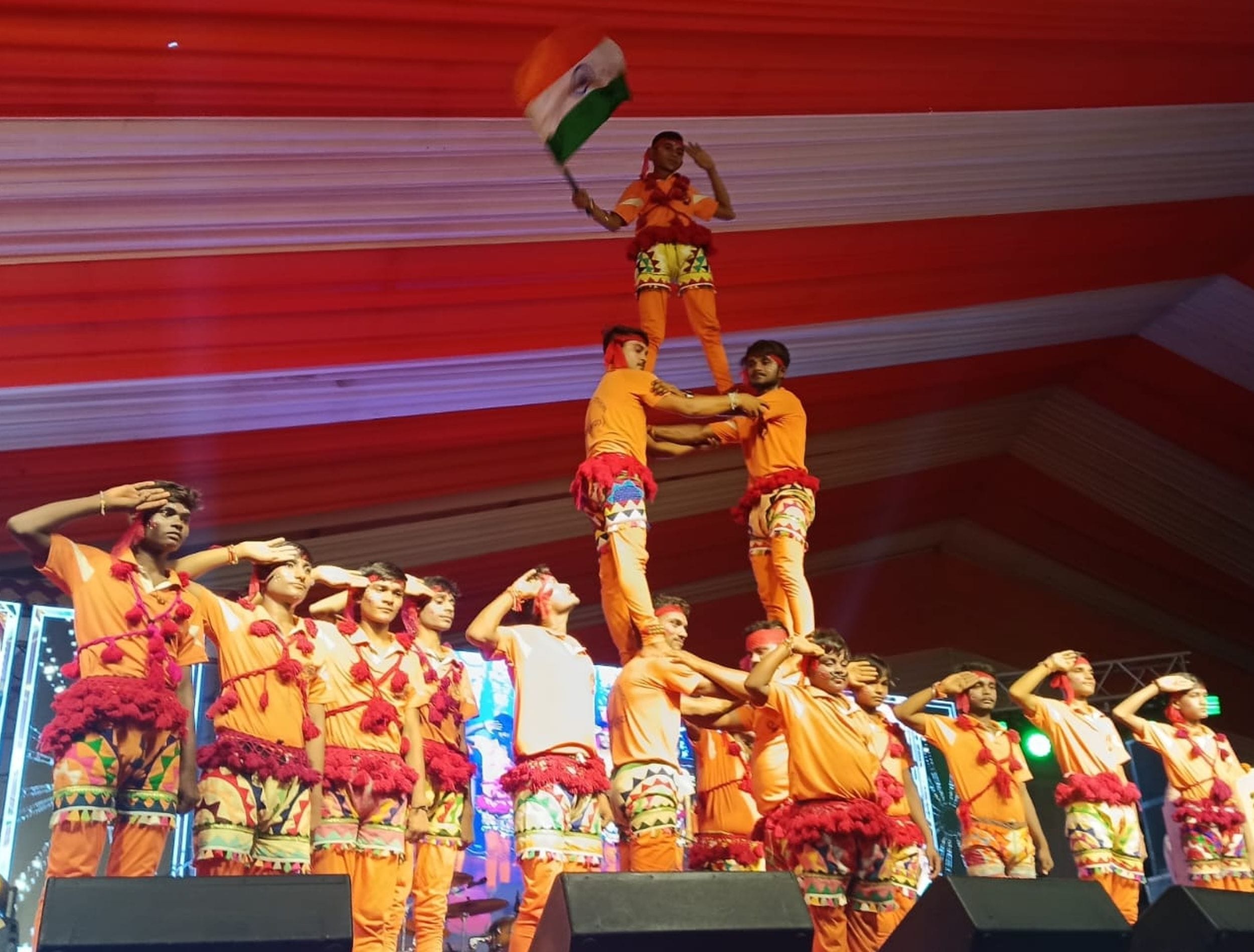 फोटो 02 एमएएचपी 04 परिचय-सांस्कृतिक मंच पर दिवारी नृत्य के हैरतअंगेज करतब दिखाते कलाकार। संवाद फोटो 02 एमएएचपी 04 परिचय-सांस्कृतिक मंच पर दिवारी नृत्य के हैरतअंगेज करतब दिखाते कलाकार। संवाद