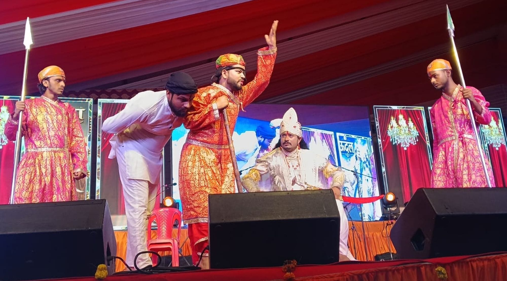 फोटो 02 एमएएचपी 04 परिचय-सांस्कृतिक मंच पर दिवारी नृत्य के हैरतअंगेज करतब दिखाते कलाकार। संवाद फोटो 02 एमएएचपी 04 परिचय-सांस्कृतिक मंच पर दिवारी नृत्य के हैरतअंगेज करतब दिखाते कलाकार। संवाद