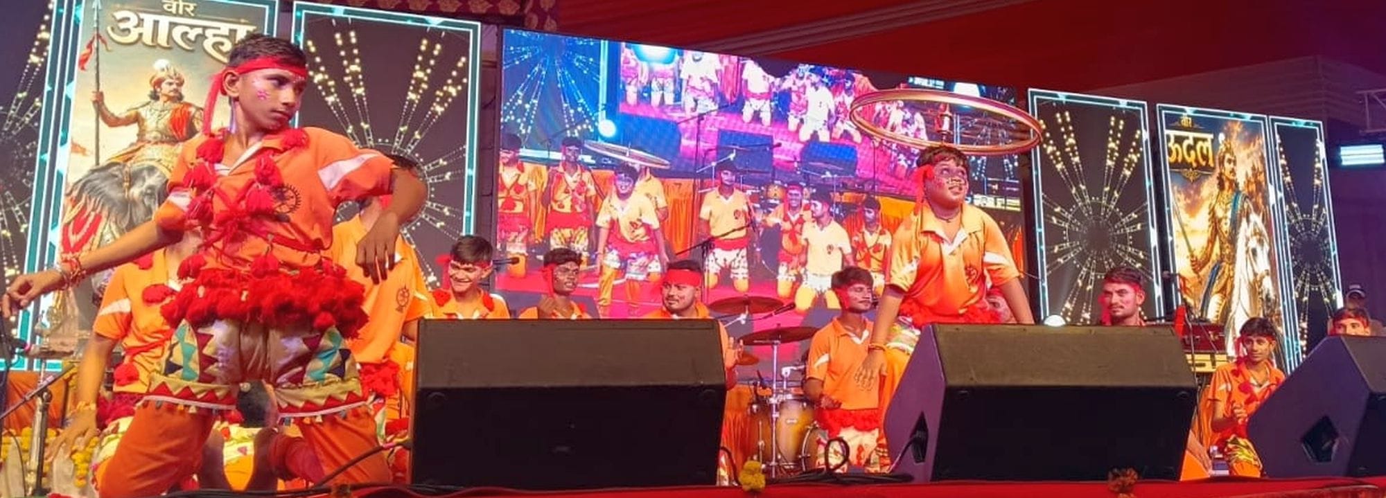 फोटो 02 एमएएचपी 04 परिचय-सांस्कृतिक मंच पर दिवारी नृत्य के हैरतअंगेज करतब दिखाते कलाकार। संवाद फोटो 02 एमएएचपी 04 परिचय-सांस्कृतिक मंच पर दिवारी नृत्य के हैरतअंगेज करतब दिखाते कलाकार। संवाद