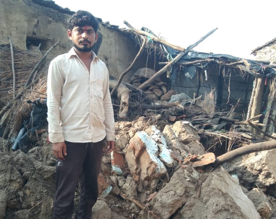 फोटो 02 एमएएचपी 19 परिचय-गंज गांव में बारिश से ढहा नंदलाल नामदेव का कच्चा मकान। संवाद फोटो 02 एमएएचपी 19 परिचय-गंज गांव में बारिश से ढहा नंदलाल नामदेव का कच्चा मकान। संवाद