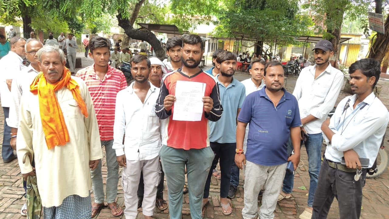 फोटो 03 एचएएमपी 17- चंदौखी का कच्चा मार्ग दलदल में तब्दील। संवाद फोटो 03 एचएएमपी 17- चंदौखी का कच्चा मार्ग दलदल में तब्दील। संवाद