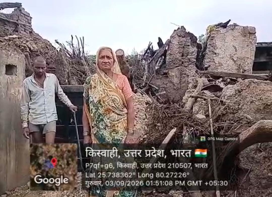 फोटो 03 एचएएमपी 27- सरीला के बरहरा रोड पर नाला काटकर पानी की निकासी करती जेसीबी।