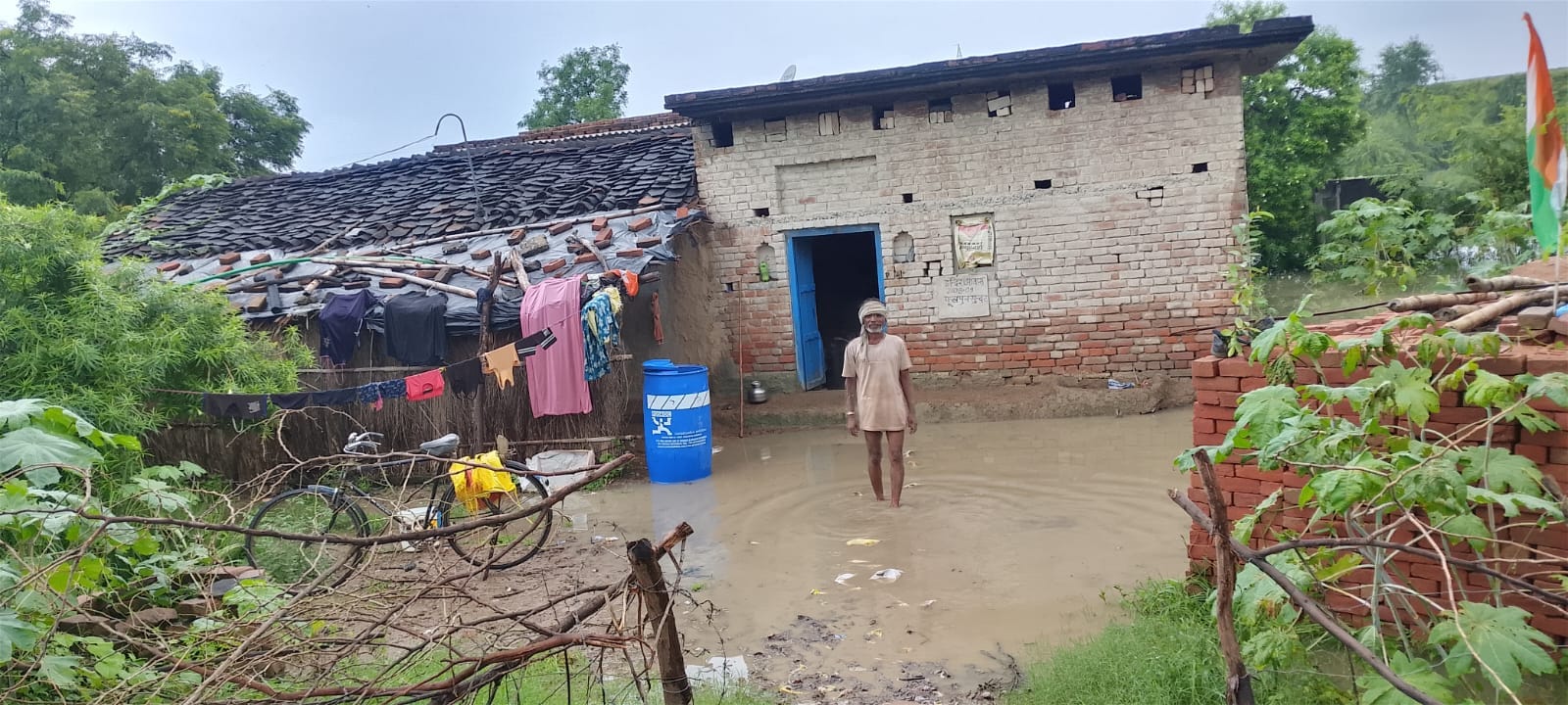 फोटो 03 एचएएमपी 27- सरीला के बरहरा रोड पर नाला काटकर पानी की निकासी करती जेसीबी।