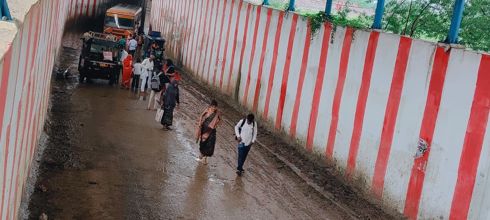 फोटो 03 एचएएमपी 27- सरीला के बरहरा रोड पर नाला काटकर पानी की निकासी करती जेसीबी।