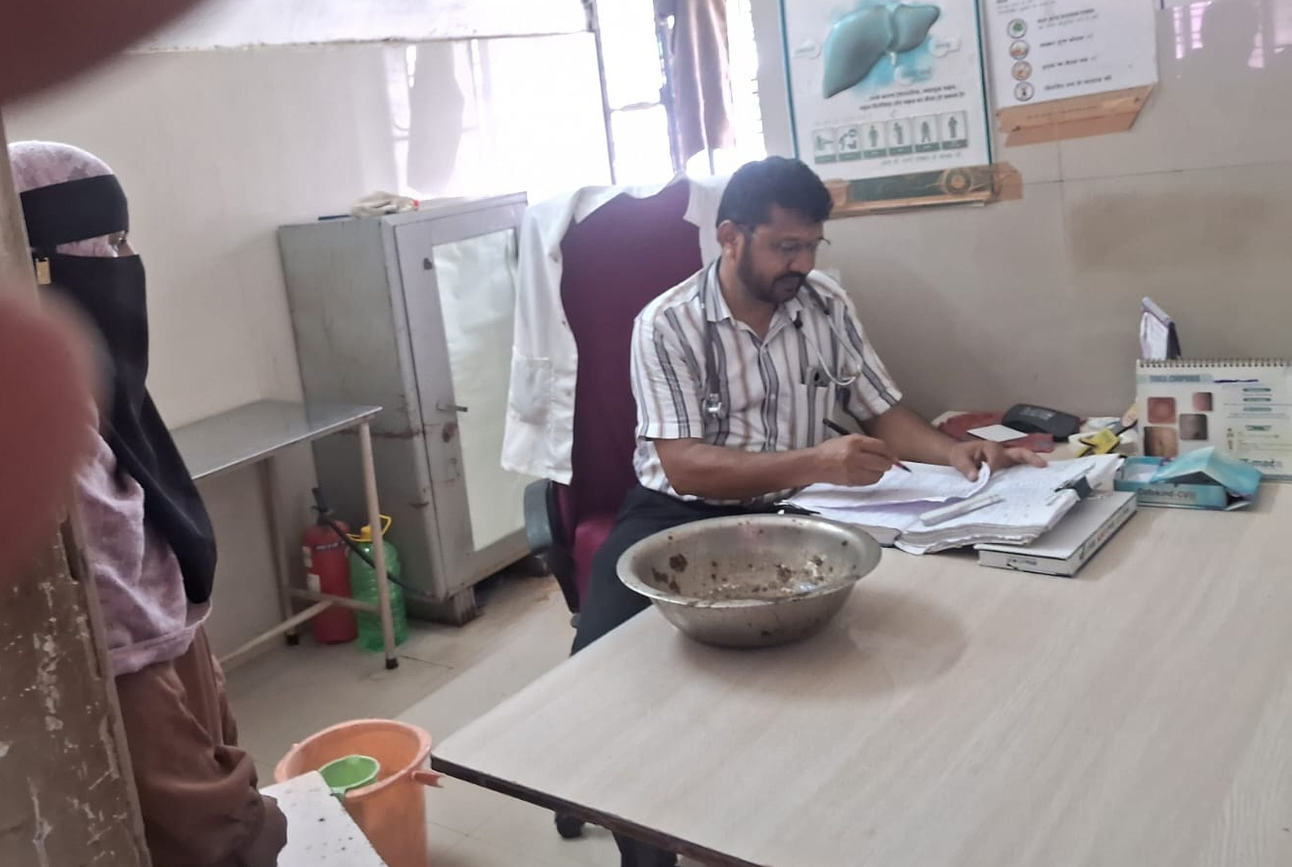 फोटो-07-मरीजों के लिए बने हाल मे सीलन व छत से टपकता पानी। संवाद फोटो-07-मरीजों के लिए बने हाल मे सीलन व छत से टपकता पानी। संवाद