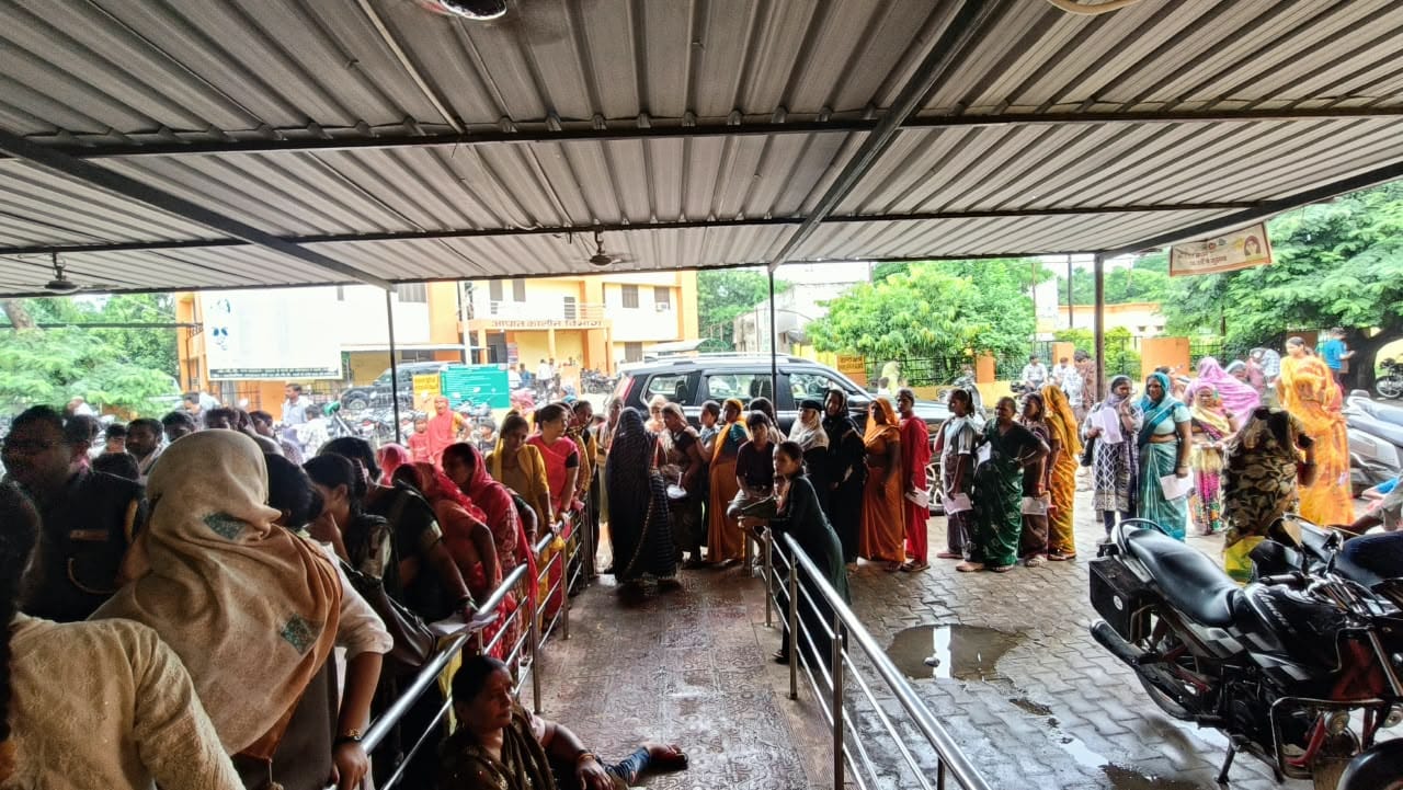 फोटो 1 जिला अस्पताल में दवा काउंटर पर लंबा इंतजार करने के बाद बुखार से पीड़ित बच्चे को लेकर जमी फोटो 1 जिला अस्पताल में दवा काउंटर पर लंबा इंतजार करने के बाद बुखार से पीड़ित बच्चे को लेकर जमी