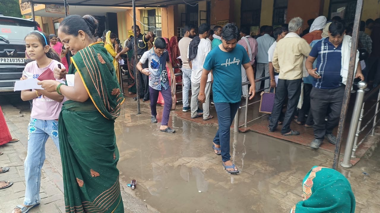 फोटो 1 जिला अस्पताल में दवा काउंटर पर लंबा इंतजार करने के बाद बुखार से पीड़ित बच्चे को लेकर जमी फोटो 1 जिला अस्पताल में दवा काउंटर पर लंबा इंतजार करने के बाद बुखार से पीड़ित बच्चे को लेकर जमी
