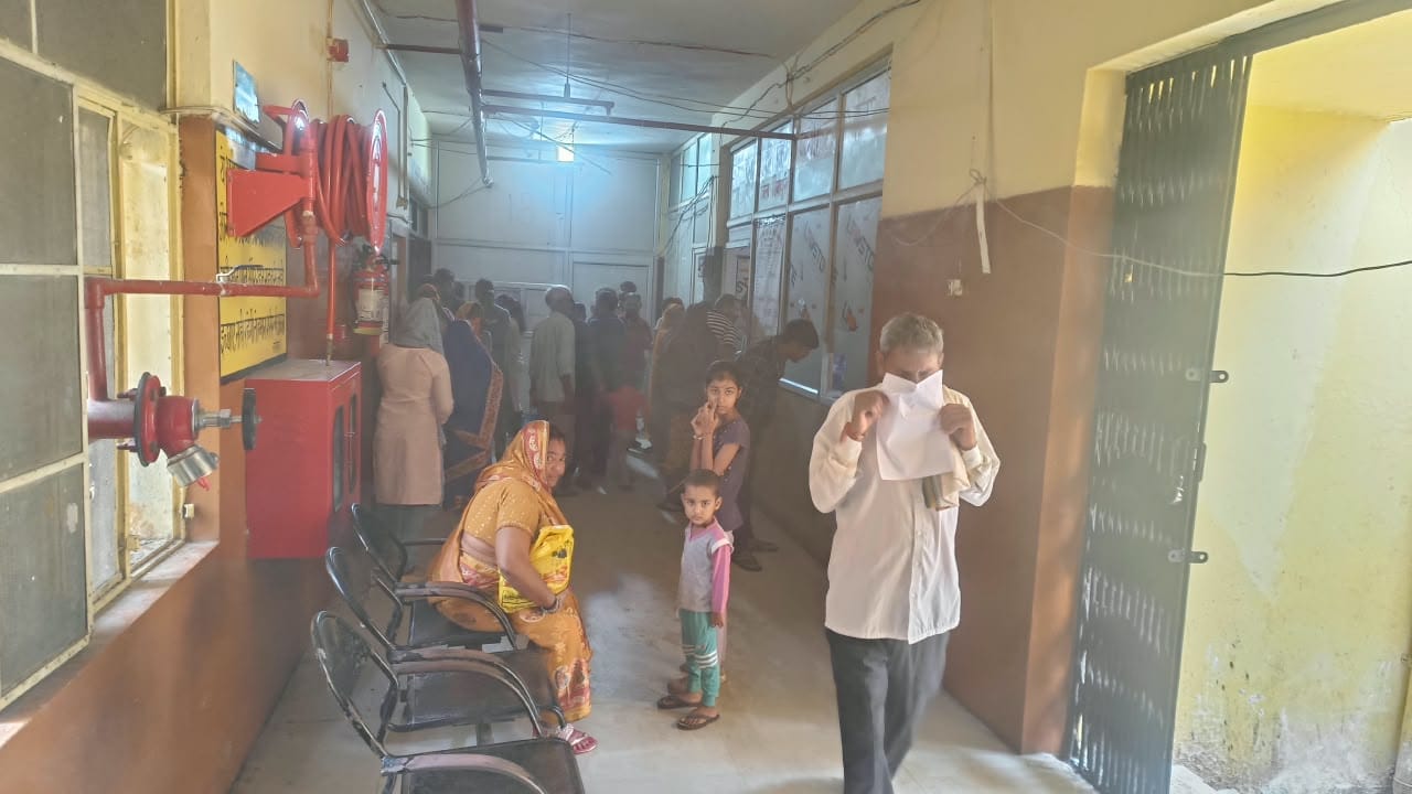 फोटो 1 जिला अस्पताल में दवा काउंटर पर लंबा इंतजार करने के बाद बुखार से पीड़ित बच्चे को लेकर जमी फोटो 1 जिला अस्पताल में दवा काउंटर पर लंबा इंतजार करने के बाद बुखार से पीड़ित बच्चे को लेकर जमी