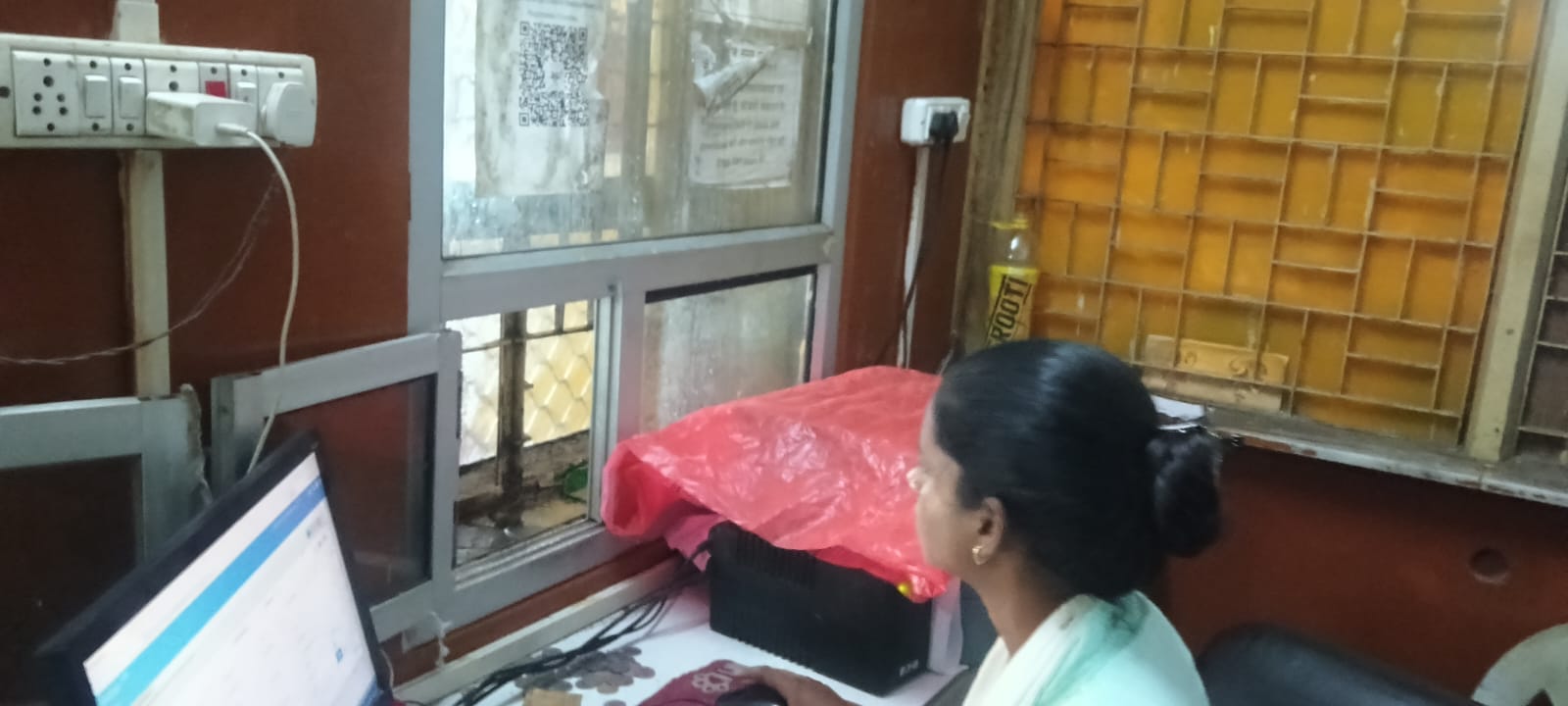 फोटो 1 जिला अस्पताल में दवा काउंटर पर लंबा इंतजार करने के बाद बुखार से पीड़ित बच्चे को लेकर जमी फोटो 1 जिला अस्पताल में दवा काउंटर पर लंबा इंतजार करने के बाद बुखार से पीड़ित बच्चे को लेकर जमी