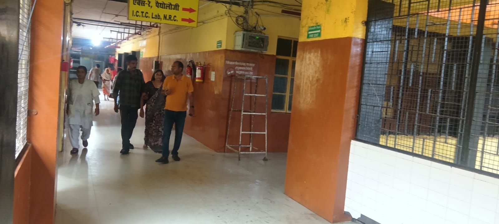 फोटो 1 जिला अस्पताल में दवा काउंटर पर लंबा इंतजार करने के बाद बुखार से पीड़ित बच्चे को लेकर जमी फोटो 1 जिला अस्पताल में दवा काउंटर पर लंबा इंतजार करने के बाद बुखार से पीड़ित बच्चे को लेकर जमी