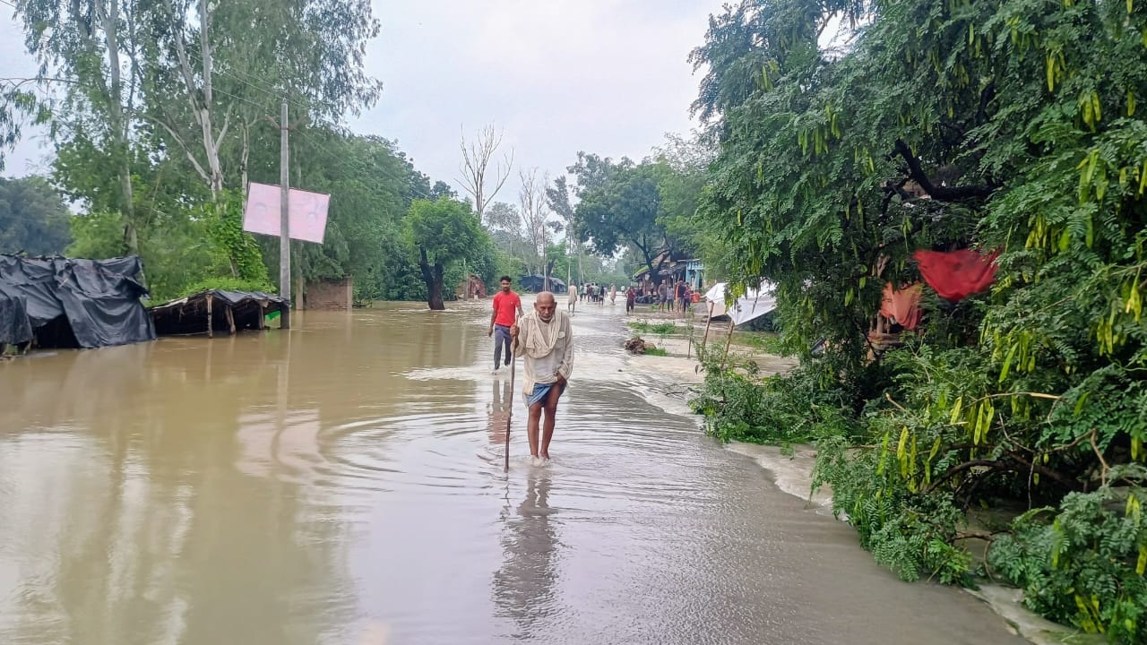 फोटो-10-तिंदवारी के प्राथमिक स्वास्थ्य केंद्र परसौडा में भरा घुटनों तक पानी। संवाद फोटो-10-तिंदवारी के प्राथमिक स्वास्थ्य केंद्र परसौडा में भरा घुटनों तक पानी। संवाद
