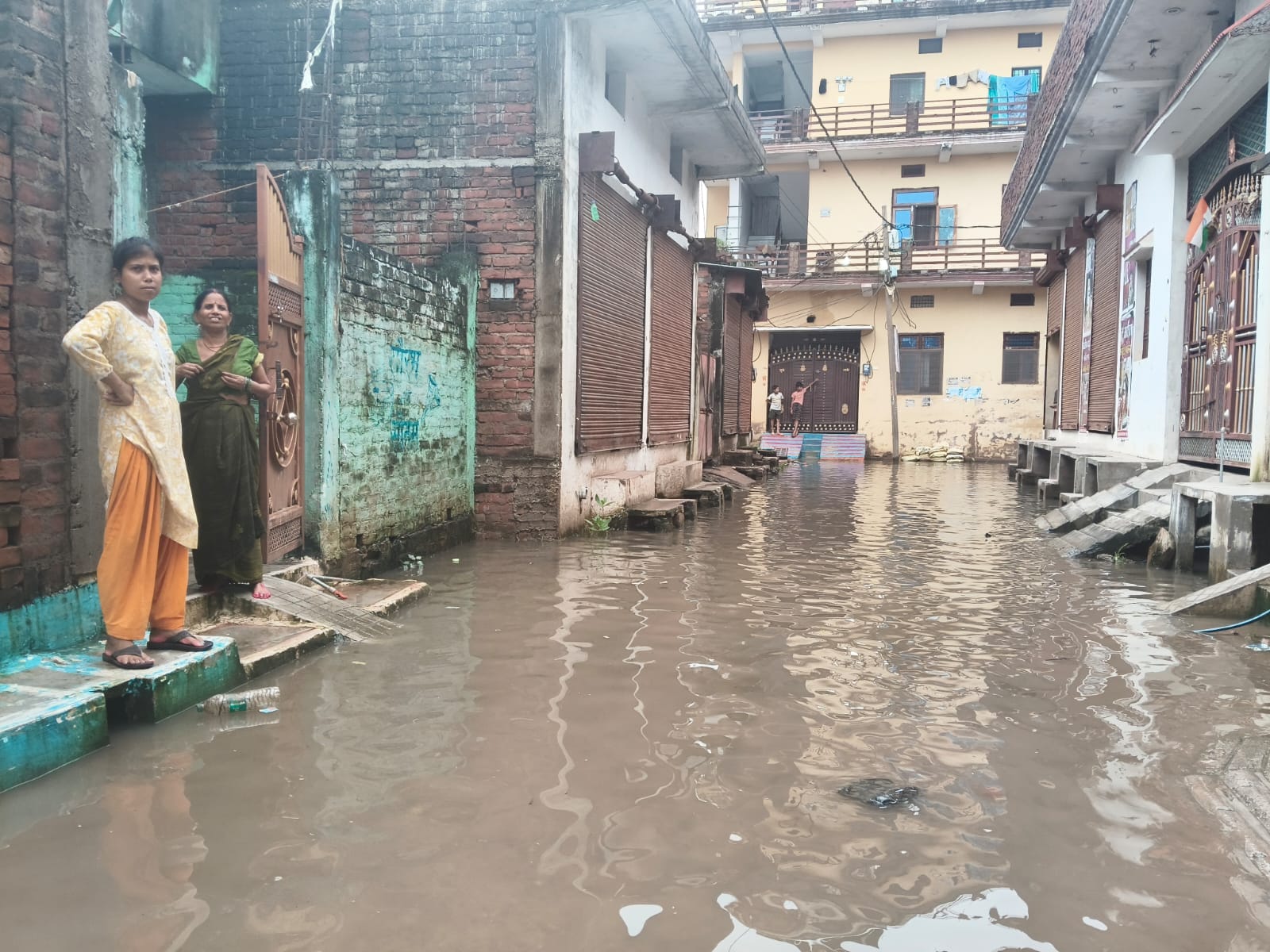 फोटो-10-तिंदवारी के प्राथमिक स्वास्थ्य केंद्र परसौडा में भरा घुटनों तक पानी। संवाद फोटो-10-तिंदवारी के प्राथमिक स्वास्थ्य केंद्र परसौडा में भरा घुटनों तक पानी। संवाद