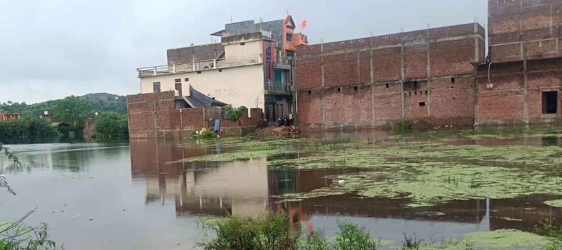 फोटो-10-तिंदवारी के प्राथमिक स्वास्थ्य केंद्र परसौडा में भरा घुटनों तक पानी। संवाद फोटो-10-तिंदवारी के प्राथमिक स्वास्थ्य केंद्र परसौडा में भरा घुटनों तक पानी। संवाद