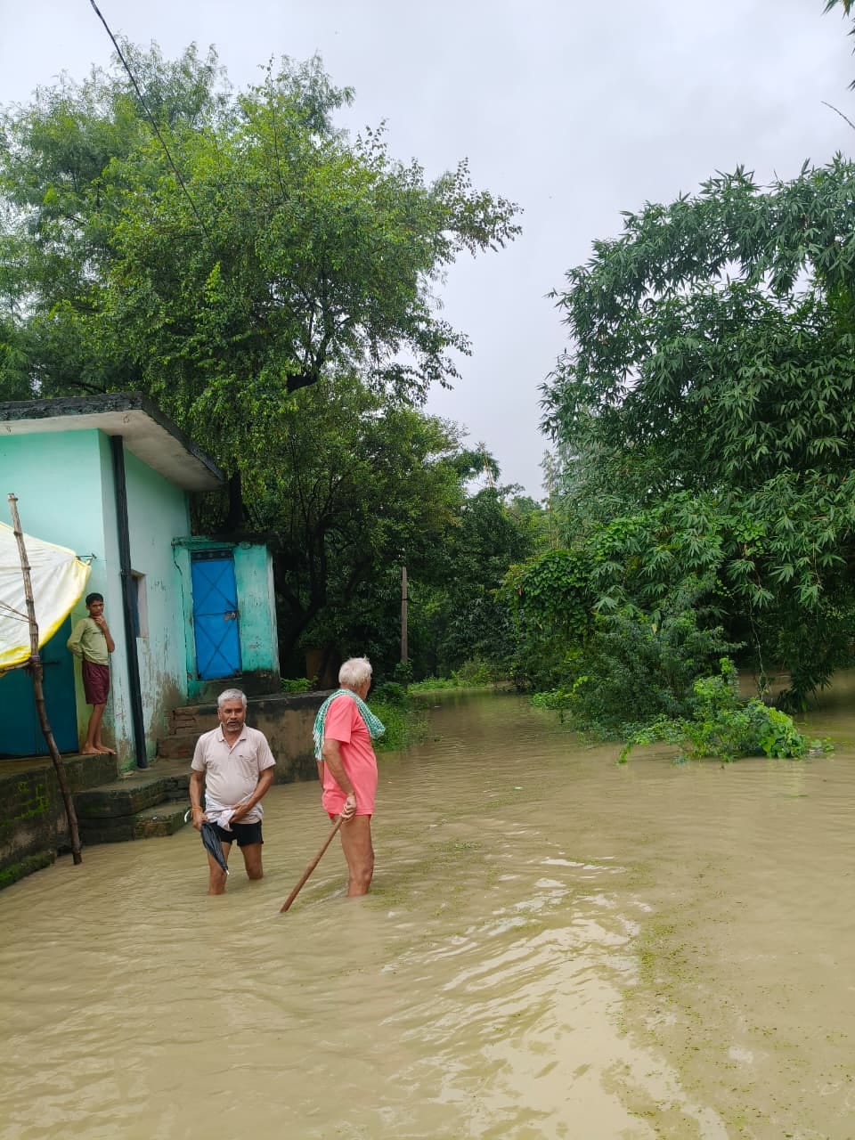 फोटो-10-तिंदवारी के प्राथमिक स्वास्थ्य केंद्र परसौडा में भरा घुटनों तक पानी। संवाद फोटो-10-तिंदवारी के प्राथमिक स्वास्थ्य केंद्र परसौडा में भरा घुटनों तक पानी। संवाद