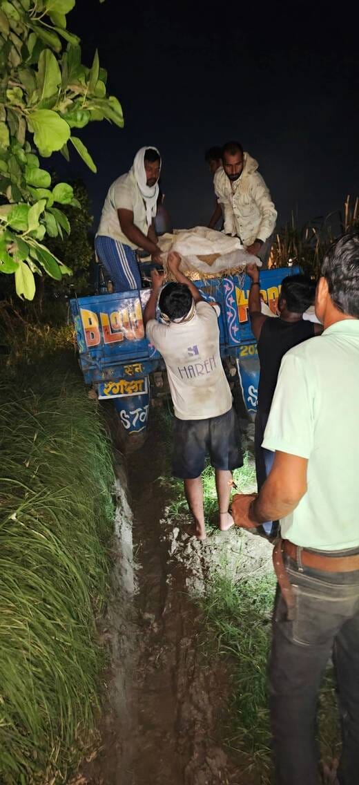 फोटो 2: गांव झपरा में बदहाल बना श्मशान स्थल मार्ग फोटो 2: गांव झपरा में बदहाल बना श्मशान स्थल मार्ग