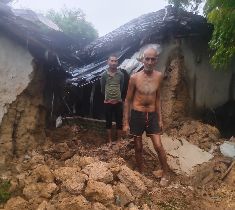 फोटो-20-जल भराव के कारण भदेहदू गांव मे गिरा पक्का मकान। संवाद