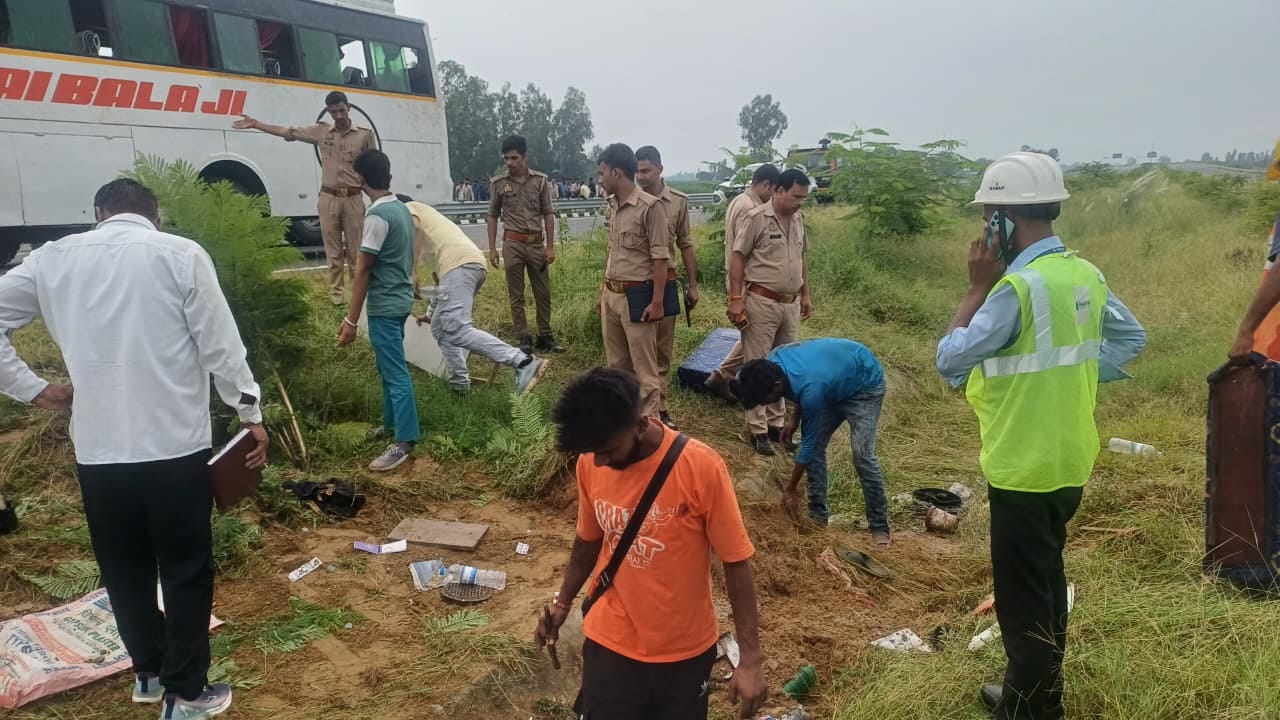फोटो-31-गंगा एक्सप्रेस-वे पर पलटी बस को हटाती क्रेन। संवाद फोटो-31-गंगा एक्सप्रेस-वे पर पलटी बस को हटाती क्रेन। संवाद