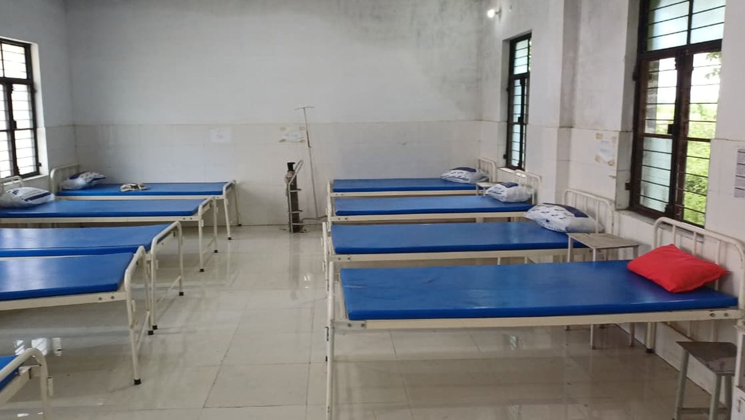 फोटो- 33- हरपालपुर सीएचसी पर हेल्प डेस्क के लिए डाली गई खाली पड़ी मेज। संवाद फोटो- 33- हरपालपुर सीएचसी पर हेल्प डेस्क के लिए डाली गई खाली पड़ी मेज। संवाद