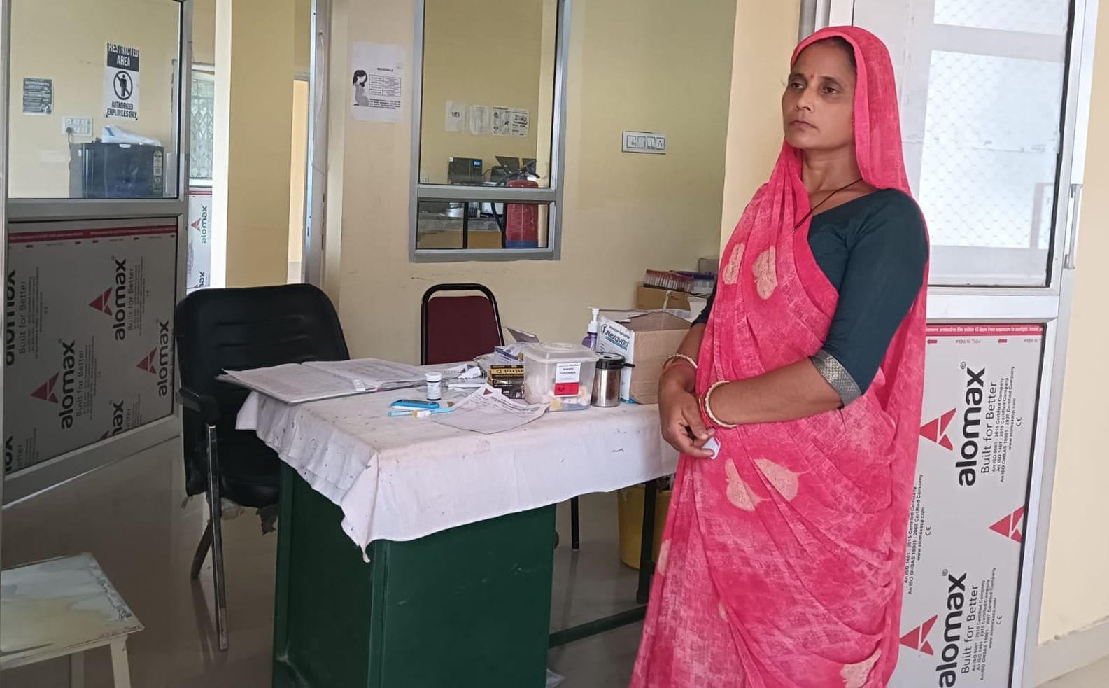 फोटो- 33- हरपालपुर सीएचसी पर हेल्प डेस्क के लिए डाली गई खाली पड़ी मेज। संवाद फोटो- 33- हरपालपुर सीएचसी पर हेल्प डेस्क के लिए डाली गई खाली पड़ी मेज। संवाद