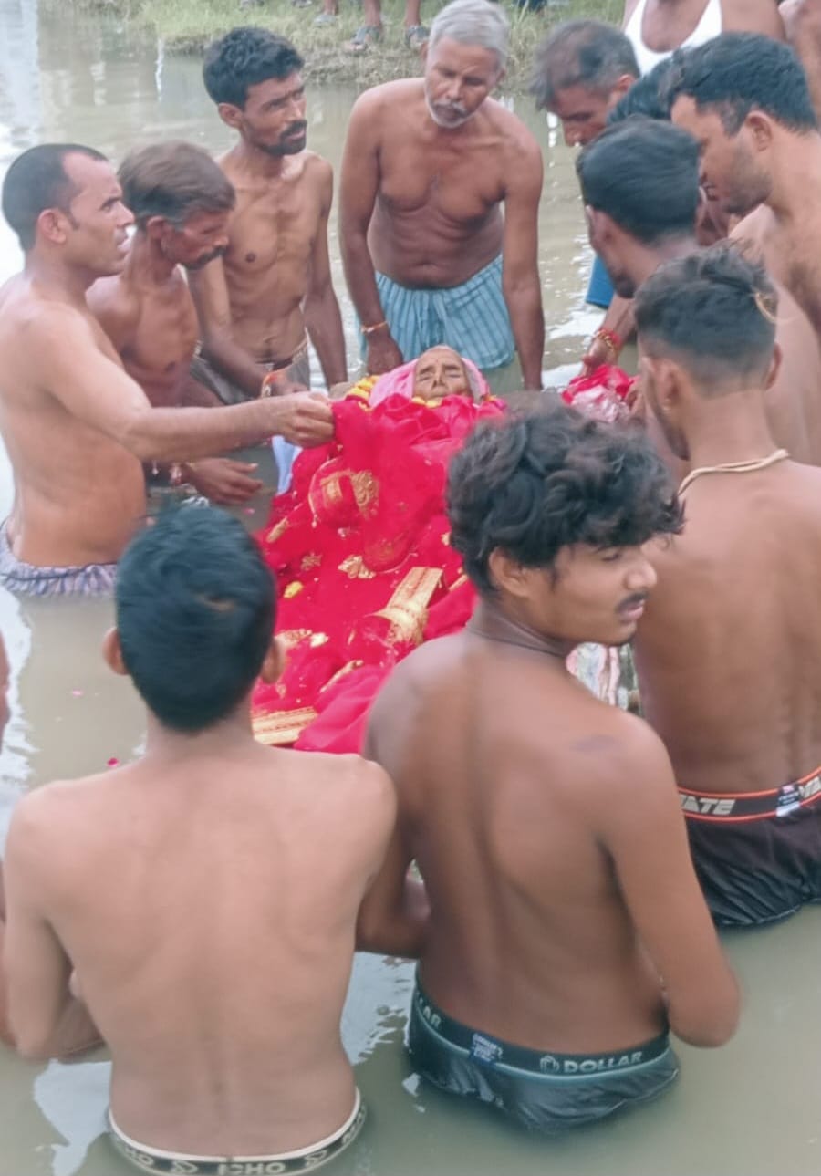 फोटो 38- कछला गंगाघाट पर बढा जलस्तर। स्रोत: संवाद
