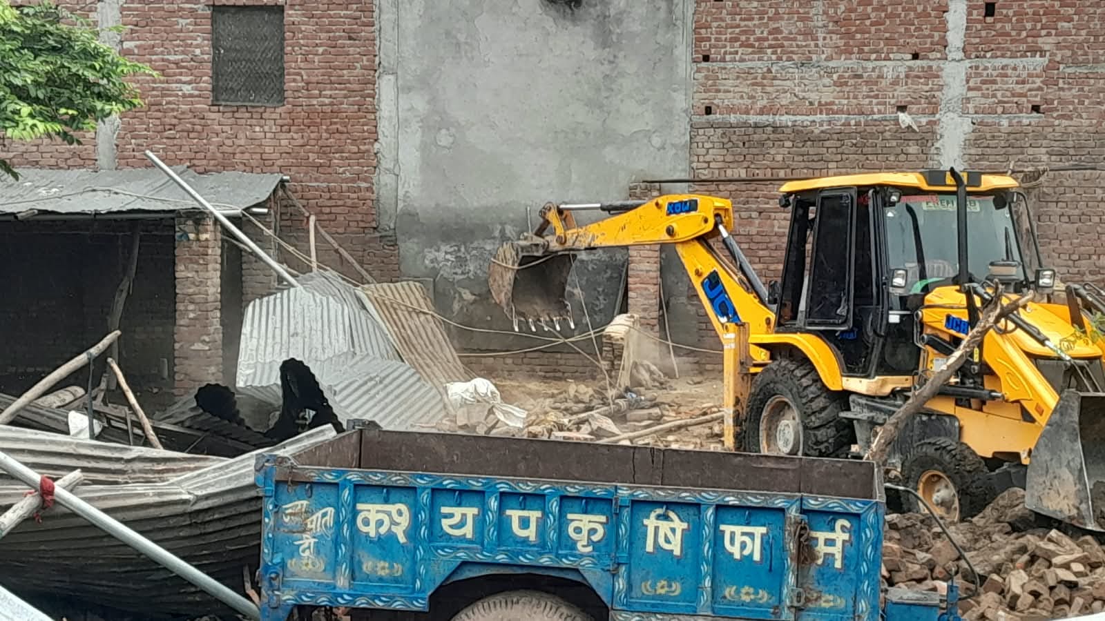 फोटो 40 पटियाली में बुल्डोजर कार्रवाई के दौरान मौके पर मौजूद पुलिस। स्रोत: संवाद फोटो 40 पटियाली में बुल्डोजर कार्रवाई के दौरान मौके पर मौजूद पुलिस। स्रोत: संवाद