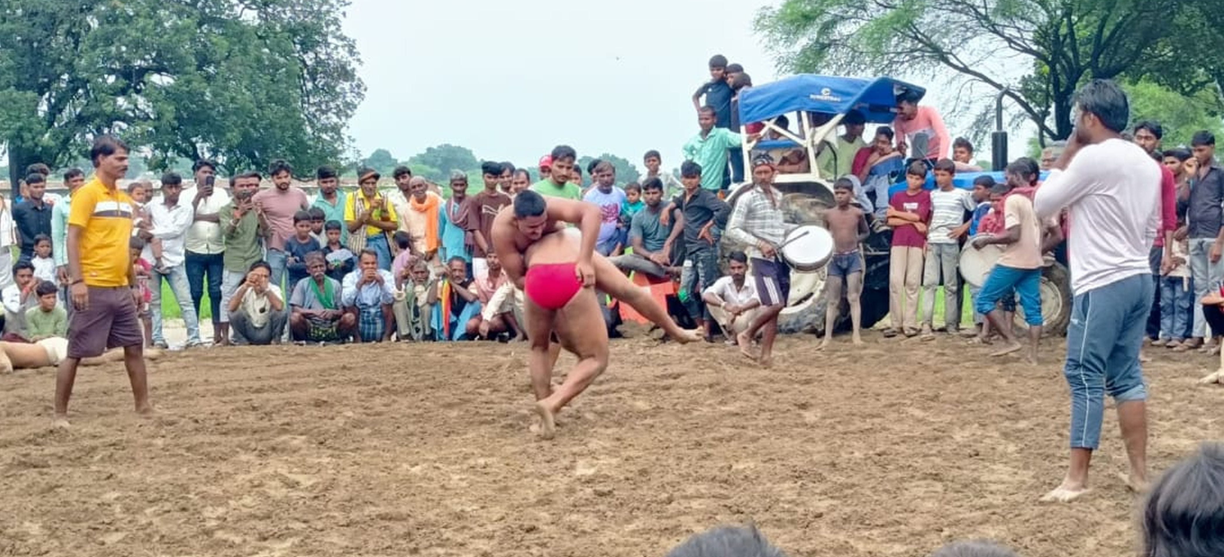 फोटो-44-दंगल में दांव पेच आजमाते पहलवान। संवाद फोटो-44-दंगल में दांव पेच आजमाते पहलवान। संवाद
