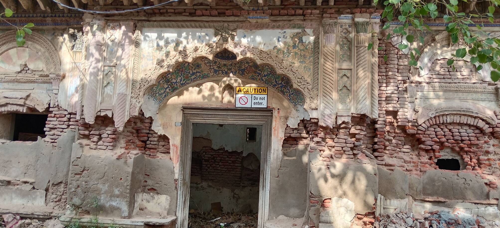 फोटो संख्या:68- मोहल्ला नीमडी नीचे जर्जर अवस्था में भवन--संवाद