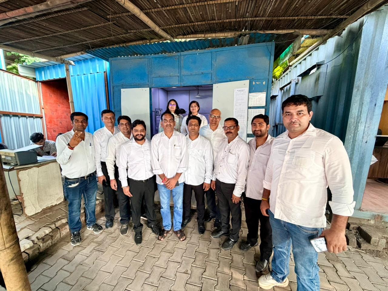 फोटो :: सोनीपत बार एसोसिएशन चुनाव को लेकर नामांकन लेते आरओ अनूप सिंह दहिया व अन्य। स्रोत बार एस
