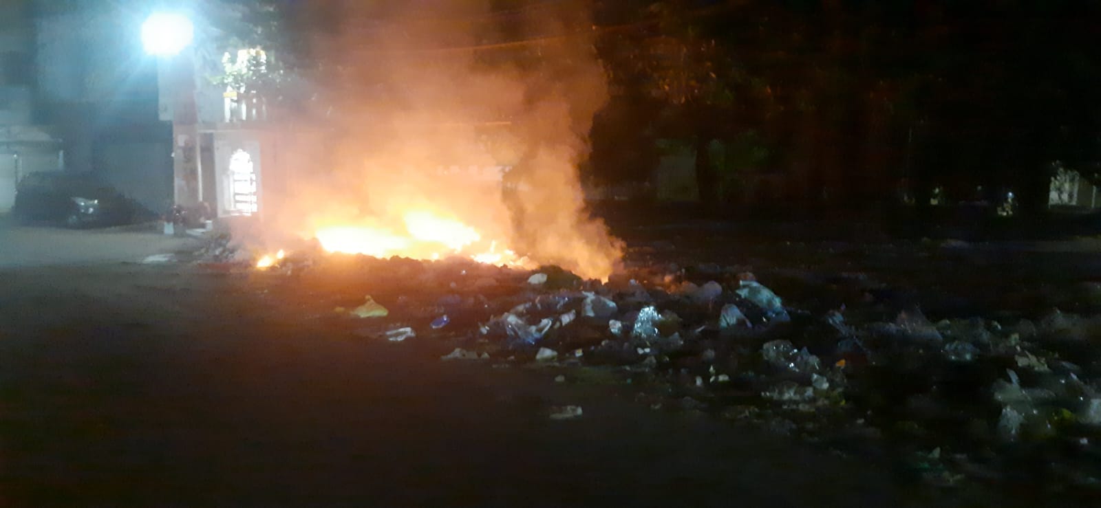 फोटो: सोनीपत नगर निगम कार्यालय में धरनास्थल पर हड़ताली कर्मियों के साथ बैठी इनेलो महिला प्रदेश 