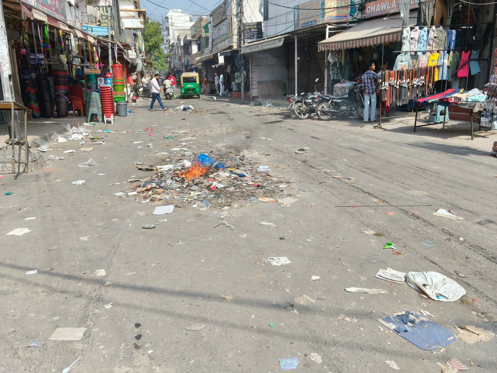 फोटो: सोनीपत नगर निगम कार्यालय में धरनास्थल पर हड़ताली कर्मियों के साथ बैठी इनेलो महिला प्रदेश 