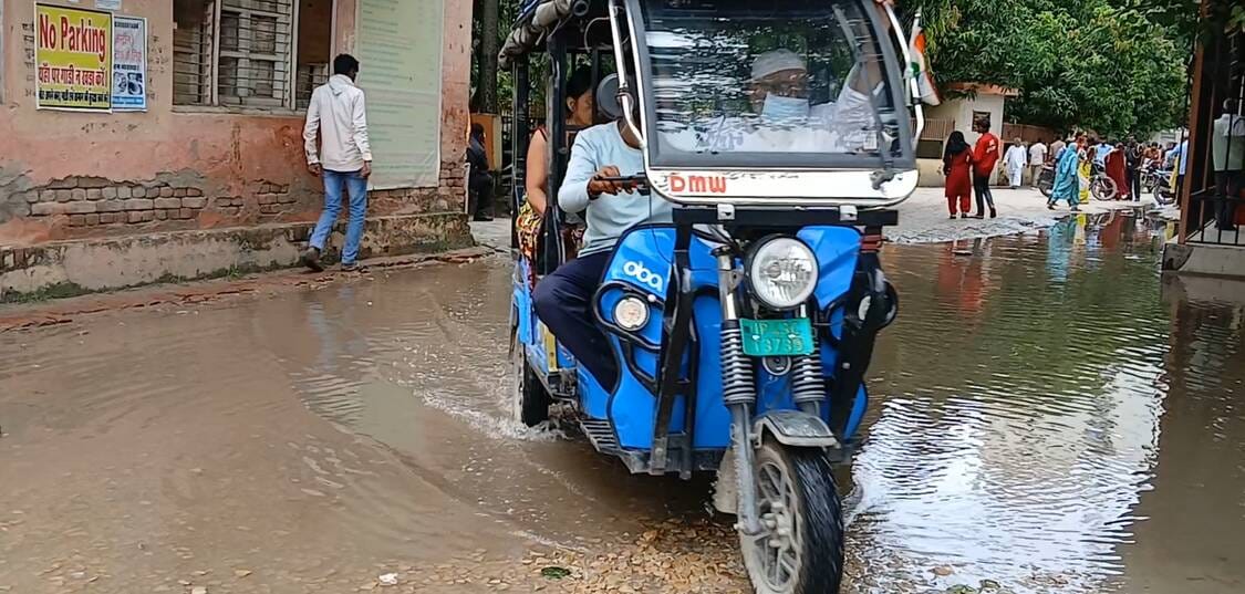 गोंडा के आईटीआई चौराहे के पास सड़क पर भरा पानी। गोंडा के आईटीआई चौराहे के पास सड़क पर भरा पानी।