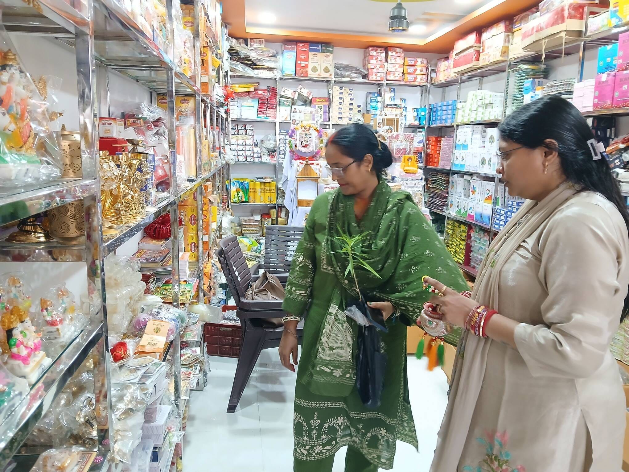 गोंडा के पटेलनगर में श्रीकृष्ण जन्माष्टमी के लिए झूला पसंद करतीं महिलाएं। गोंडा के पटेलनगर में श्रीकृष्ण जन्माष्टमी के लिए झूला पसंद करतीं महिलाएं।