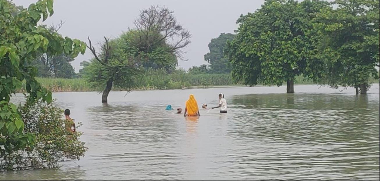गोंडा में बाढ़ के हालात बयां करतीं तस्वीरें। संवाद गोंडा में बाढ़ के हालात बयां करतीं तस्वीरें। संवाद