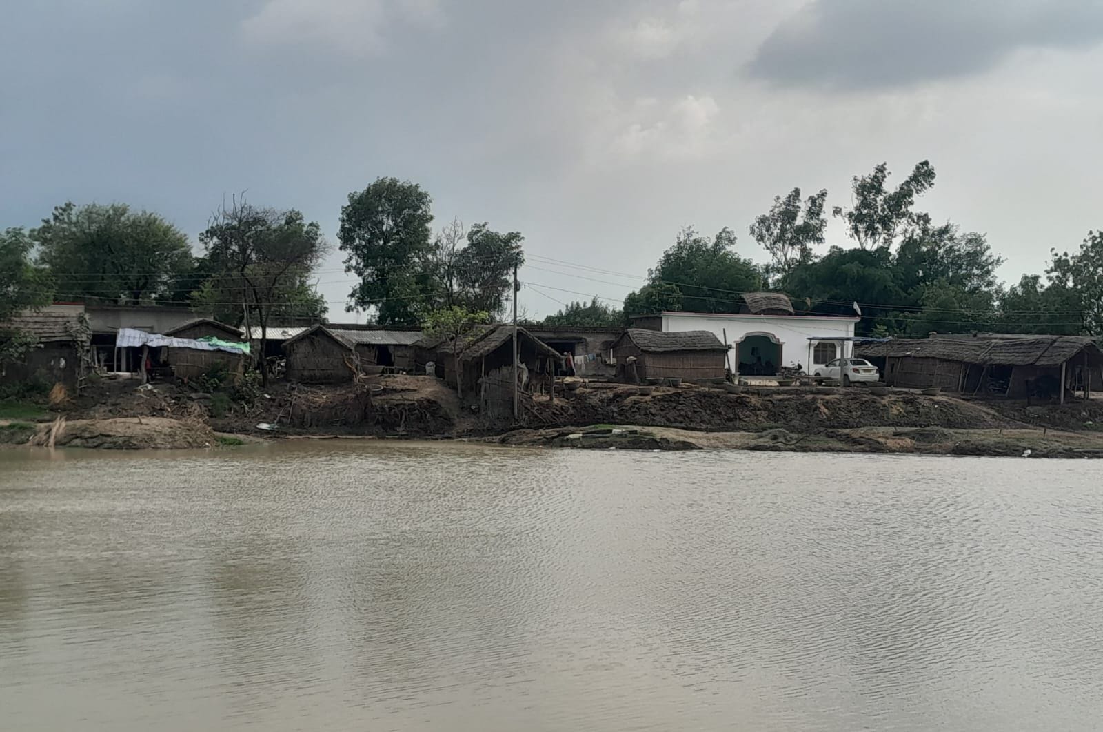 गोंडा में बाढ़ के हालात बयां करतीं तस्वीरें। संवाद गोंडा में बाढ़ के हालात बयां करतीं तस्वीरें। संवाद
