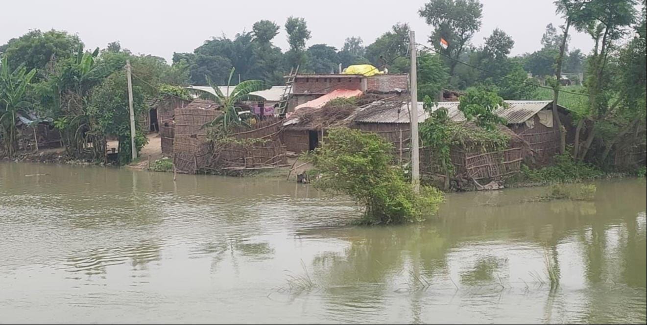 गोंडा में बाढ़ के हालात बयां करतीं तस्वीरें। संवाद गोंडा में बाढ़ के हालात बयां करतीं तस्वीरें। संवाद