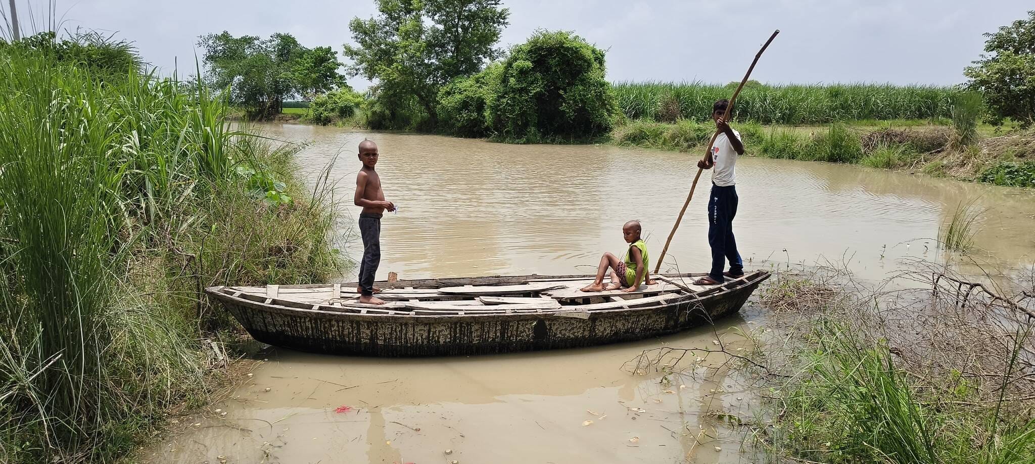 गोंडा में करनैलगंज के बहुवन मदार माझा में सरयू नदी में बढ़ा पानी। गोंडा में करनैलगंज के बहुवन मदार माझा में सरयू नदी में बढ़ा पानी।