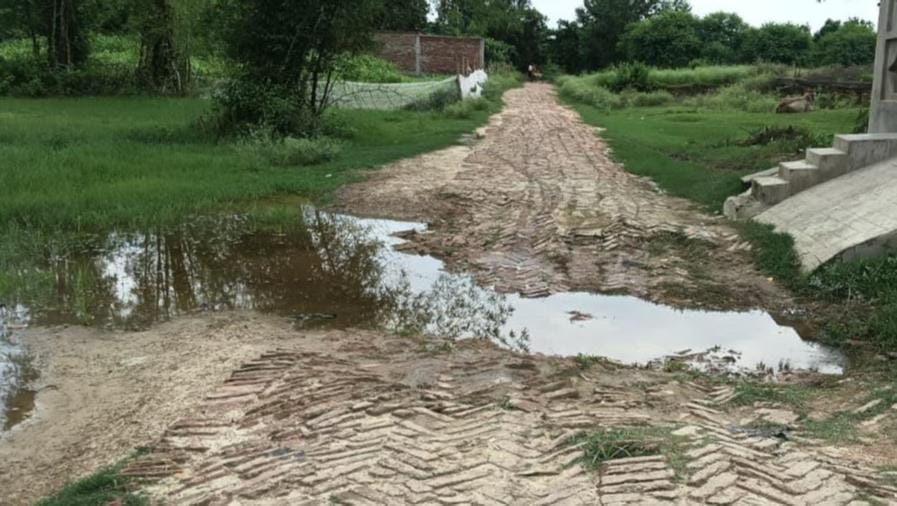 गड्ढे में भरा पनी गड्ढे में भरा पनी